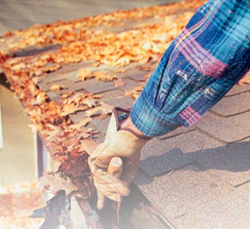 Camelot crew scooping leaves from a home's gutters in Nashville, TN
